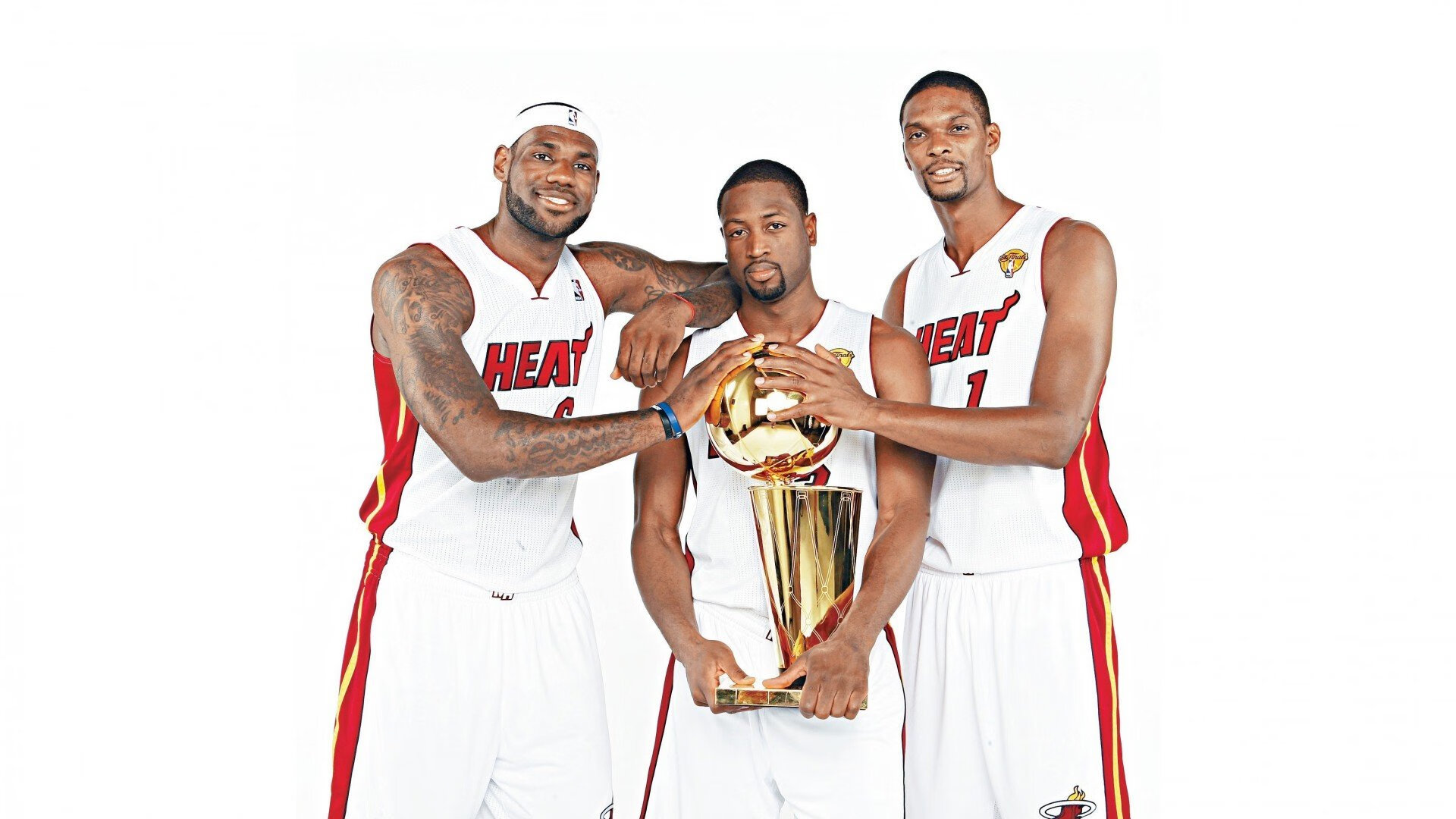 詹姆斯关键时刻力挽狂澜，热火全场沸腾取胜