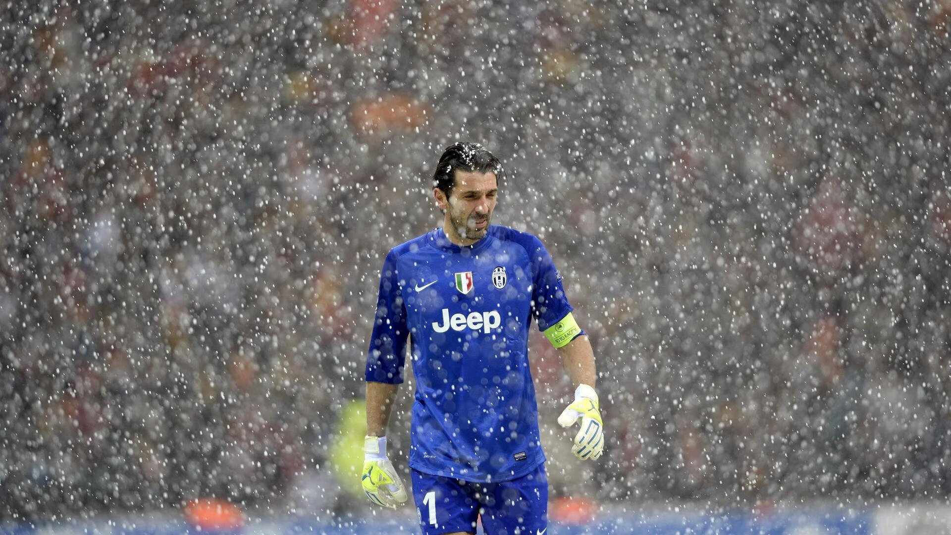 险胜引发热议!,浓眉哥在利物浦比赛中夺冠赛场气氛高涨